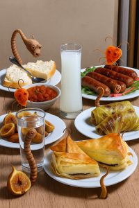 Paraziti koji izlaze iz tradicionalne srpske hrane – vizuelni prikaz skrivenih rizika u ishrani.