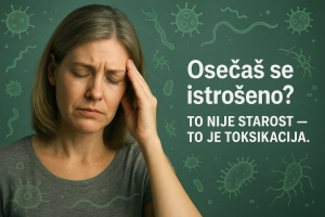 Umorna žena drži slepoočnicu – natpis „Osećaš se istrošeno? To nije starost – to je toksikacija
